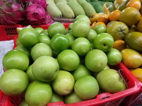 海南这个市场水果卖出白菜价,10元5个菠萝日售千吨